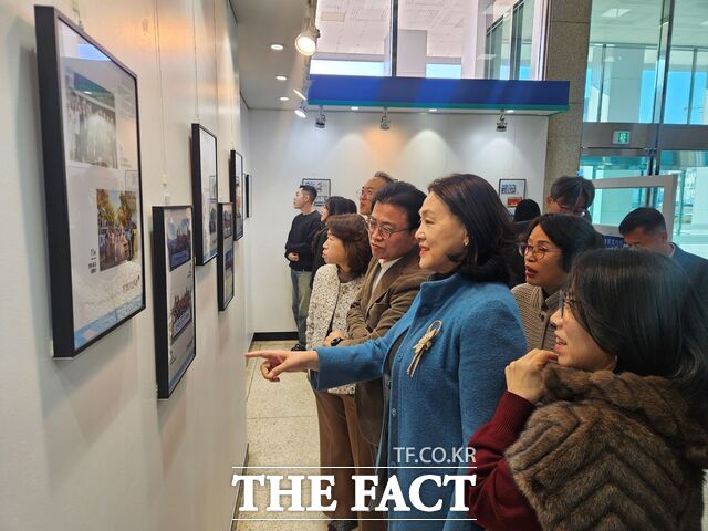 오는 31일까지 동무교육청 봄빛 갤러리에서 열리는 함께 만든 2025, 동부교육 사진전을 양수조 동부교육지원청 교육장을 비롯한 직원들이 관람하고 있다. /대전시교육청