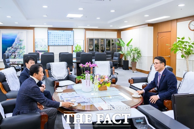 장충남(오른쪽) 남해군수가 최학범(왼쪽) 경남도의회 의장과 면담을 하고 있다. /남해군