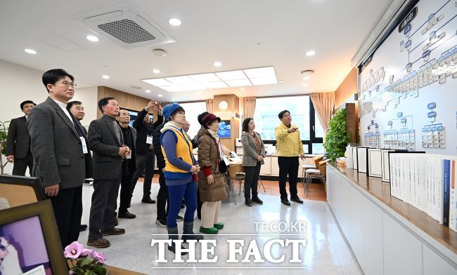 임병택 시흥시장이 어르신위원회 위원들에게 시정을 브리핑하고 있다. /시흥시