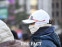  '찬 바람에 마스크로 완전 무장' [포토]