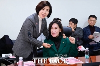  '위기의 임산부를 위해' 1308 배지 선물하는 김미애 의원 [포토]