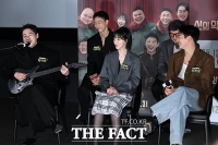  '막내' 한정완 기타 연주에 '화기애애' [포토]