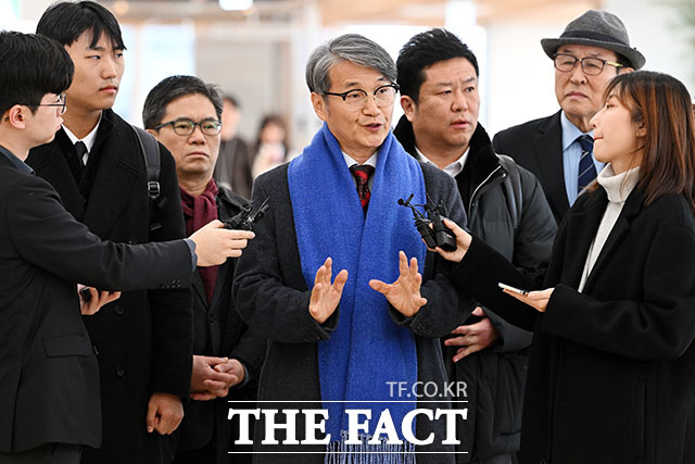 김건희 여사에게 명품 가방을 선물한 것으로 알려진 최재영 목사(가운데)가 9일 오전 서울 종로구 광화문 KT 빌딩에 위치한 김건희 특검에 참고인 신분으로 출석하며 취재진의 질문에 답하고 있다. /남용희 기자