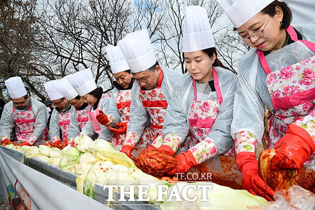 백선희 조국혁신당, 이주영 개혁신당, 김윤, 김영배, 남인순 더불어민주당 의원(오른쪽부터)이 김장 김치를 만들고 있다.