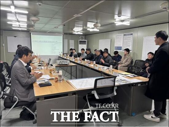 경기 고양시 기반시설 설치 TF팀이 풍동2지구 3·4블럭 도시개발사업에 대한 합동점검을 진행하고 있다. /고양시