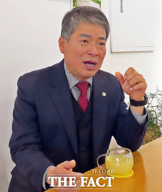 김광운 의원이 8일 더팩트와의 인터뷰에서 의정활동에 대해 발언하고 있다. /김형중 기자