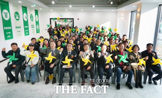 자연GREEN파크 개소식에 참여한 관련 기관 단체장과 주민 등이 기념사진을 찍고 있다. /울릉군