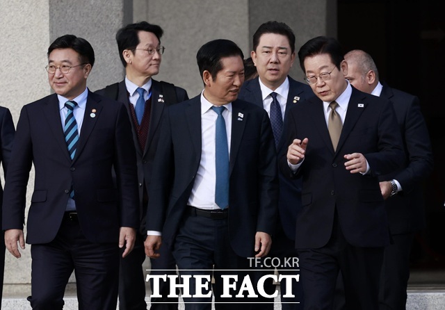 이재명 대통령은 9일 오후 더불어민주당 정청래 대표, 김병기 원내대표와 만찬을 갖는다. 이 대통령이 11월 17일 경기 성남 서울공항에서 정청래 더불어민주당 대표와 대화를 하며 공군1호기로 향하고 있다. /뉴시스