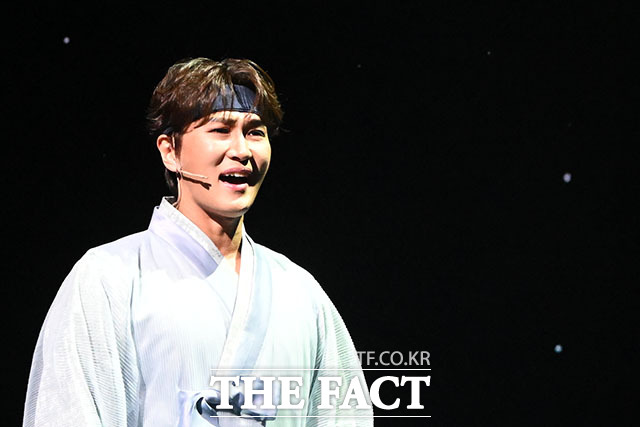 '한복 입은 남자' 하이라이트 장면 시연하는 배우 박은태(왼쪽)와 신성록.