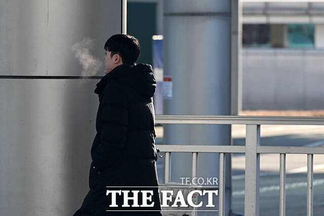 한 시민의 입에서 입김이 뿜어져 나오고 있다.