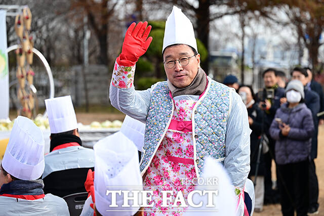 김장 준비 완벽 위성곤 더불어민주당 의원이 인사하고 있다.