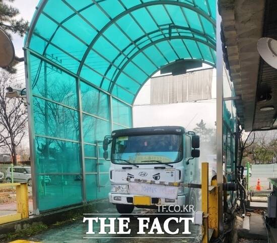 경기도가 한 가금류 배합사료 제조업체을 방문, 긴급 소독관리 점검을 실시하고 있다. /경기도