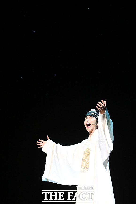 '한복 입은 남자' 하이라이트 장면 시연하는 배우 박은태(왼쪽)와 신성록.