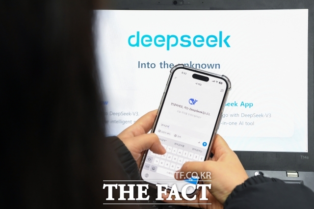 서울 마포구 상암동의 한 직장인이 추론 AI 모델 '딥시크 R1'을 이용하고 있다./장윤석 기자