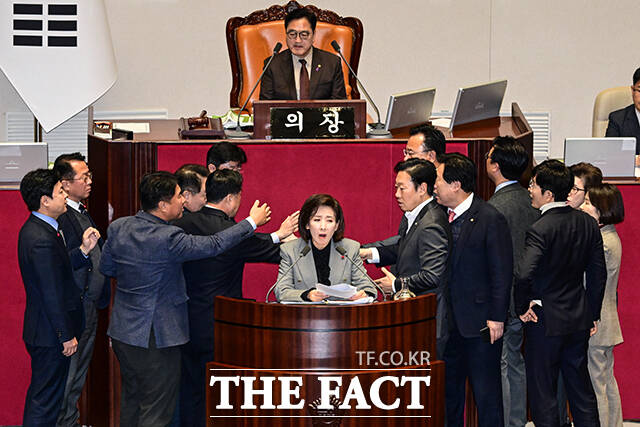 나경원 국민의힘 의원이 9일 오후 서울 여의도 국회에서 열린 본회의에서 가맹사업거래의 공정화에 관한 법률 일부개정법률안에 대해 무제한 토론을 신청한 가운데 여야 의원들이 법안과 무관한 토론이라며 대치하고 있다./국회=남윤호 기자