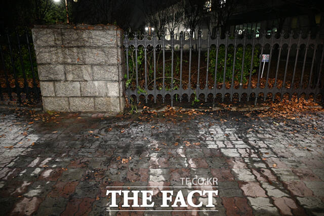 9일 저녁 서울 여의도 국회 3문 일대에서 방화로 추정되는 화재가 발생했다. 신원 미상의 방화자에 인해 발생한 화재는 소방의 출동으로 25분에 완진됐다. /국회=박헌우 기자