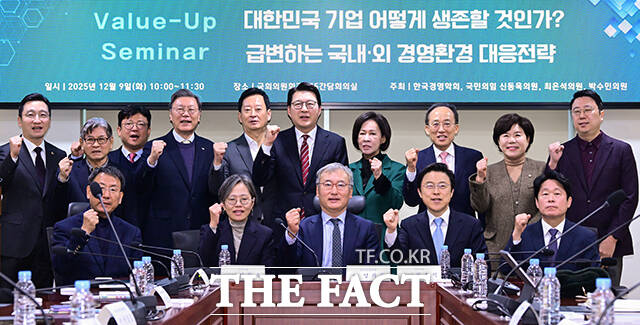 강명구 국민의힘 의원, 김창범 한국경제인협회 상근부회장, 국민의힘 최은석, 신동욱, 이인선, 추경호, 조은희 의원(뒷줄 왼쪽 세 번째부터)이 참석해 기념촬영을 하는 모습.