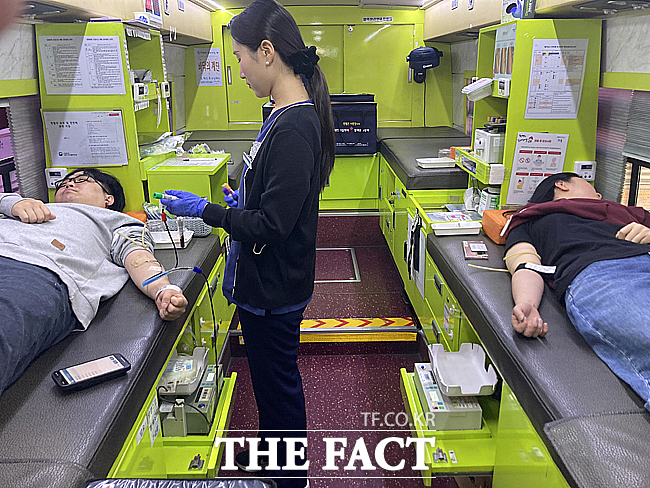 국립울진해양과학관 직원들이 생명 나눔 사랑의 헌혈 캠페인에 참여하고 있다. /국립울진해양과학관