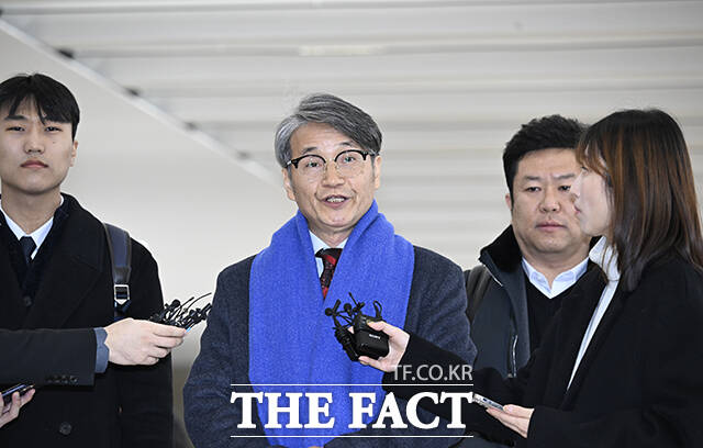 김건희 여사에게 명품 가방을 선물한 것으로 알려진 최재영 목사(가운데)가 9일 오전 서울 종로구 광화문 KT 빌딩에 위치한 김건희 특검에 참고인 신분으로 출석해 취재진의 질문에 답하고 있다. /송호영 기자