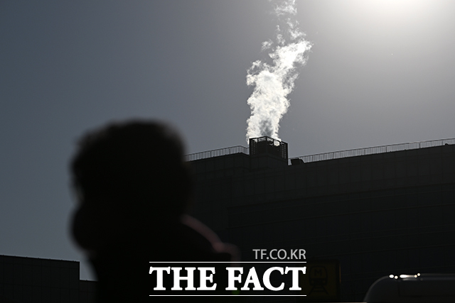 김포국제공항 인근의 건물에서 하얀 수증기가 올라오고 있다.