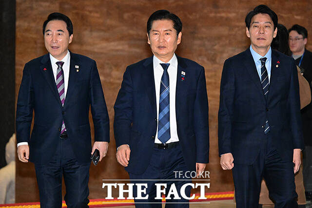 정청래 더불어민주당 대표(가운데)가 9일 오후 서울 여의도 국회에서 열린 비공개 의원총회에 참석하고 있다. 왼쪽부터 박수현 수석대변인, 정 대표, 한민수 의원. /남윤호 기자