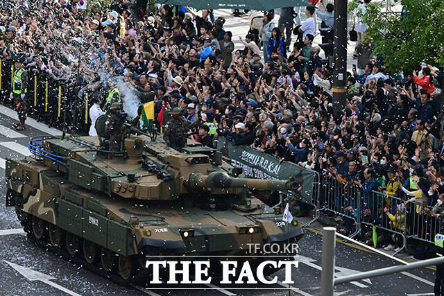 대통령실은 9일(현지시간) 오후 한국 방산기업이 페루에 K2전차와 장갑차를 공급하는 총괄합의서(Framework Agreement)가 체결됐다고 밝혔다. 2024년 10월 1일 서울 중구 세종대로에서 국군 K2 전차가 행진하고 있다.