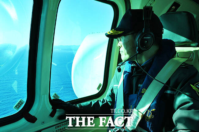 김성종 청장이 독도·울릉도 항공 순찰 및 여객선 항로 등 이동 구간 안전관리 상황을 현장에서 확인하고 있다. /동해해경청