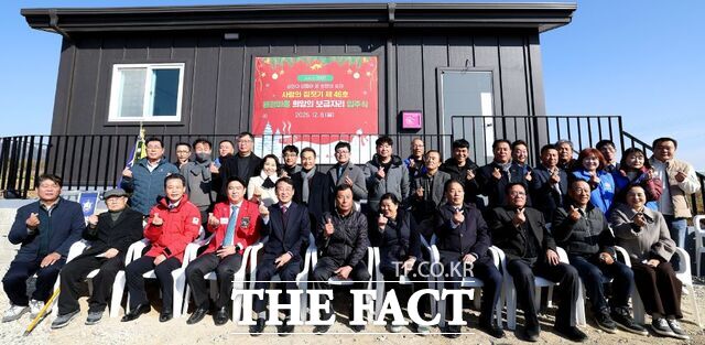 강진군이 제46호 사랑의 집짓기 입주식을 개최하고 기념사진을 찍고 있다. /강진군