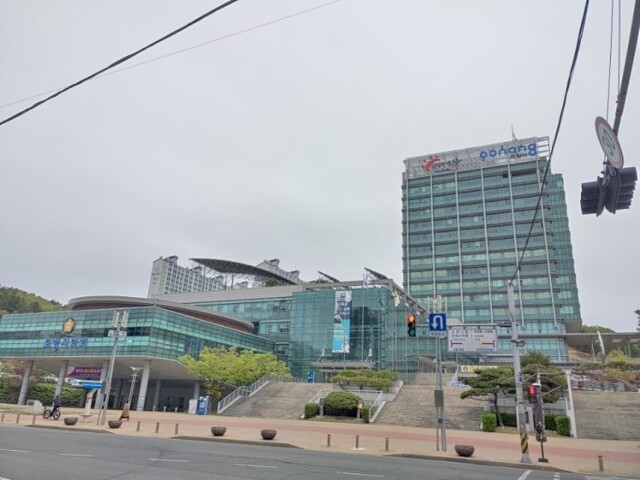 내년 포항시장 선거가 각종 판 뒤집기 변수들이 부각되면서 요동치고 있다. 사진은 포항시 청사 전경. /포항시