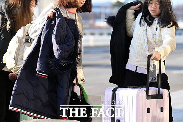 관광객들이 두꺼운 외투를 걸치며 이동하고 있다.