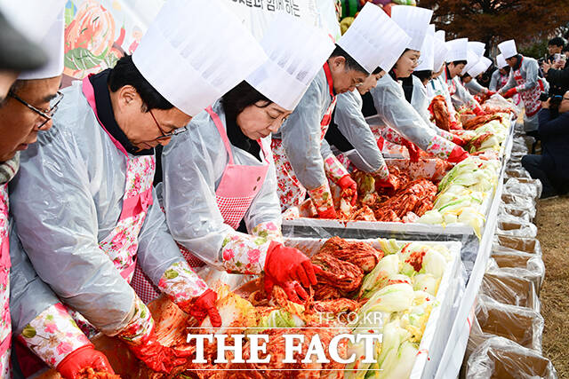 남인순 더불어민주당 의원(왼쪽 세 번째) 등 참석자들이 나눔을 위한 김장에 매진하고 있다.