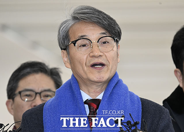 김건희 여사에게 명품 가방을 선물한 것으로 알려진 최재영 목사가 9일 오전 서울 종로구 광화문 KT 빌딩에 위치한 김건희 특검에 참고인 신분으로 출석해 취재진의 질문에 답하고 있다. /송호영 기자