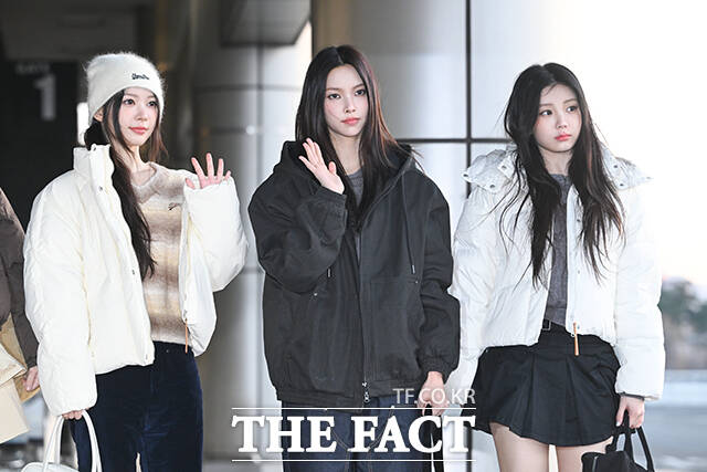 그룹 아일릿의 이로하와 민주, 모카, 윤아, 원희(왼쪽부터)가 9일 오전 해외 일정 참석차 서울 강서구 김포국제공항을 통해 일본 하네다로 출국하며 포즈를 취하고 있다. /김포국제공항=서예원 기자