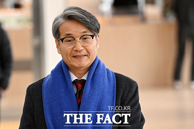 취재진 질문에 답하는 최 목사.