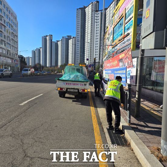 경기 김포시 관계자들이 지역 내에서 불법 현수막을 정비하고 있다. /김포시