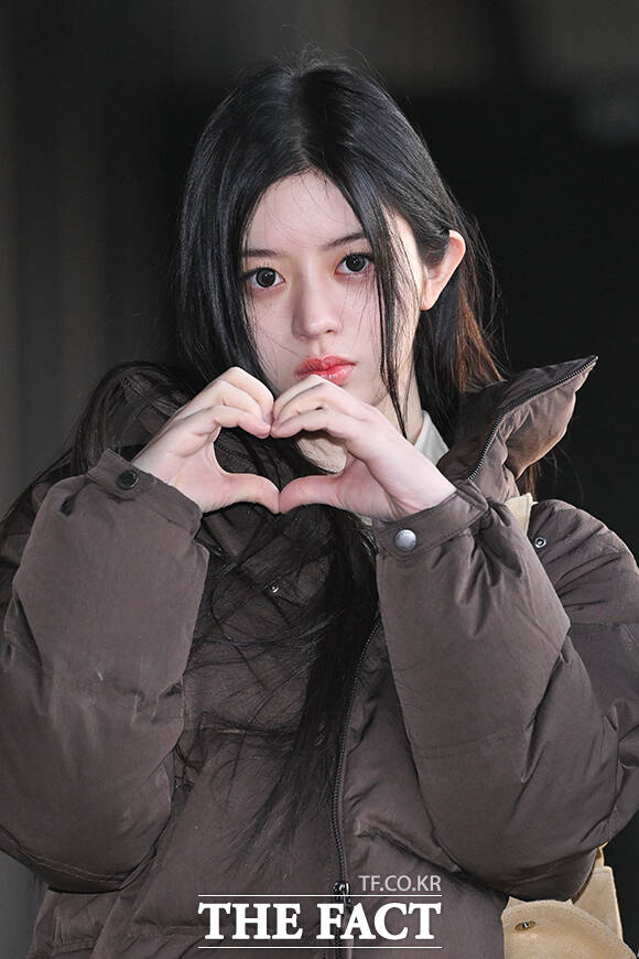 그룹 아일릿의 이로하와 민주, 모카, 윤아, 원희(왼쪽부터)가 9일 오전 해외 일정 참석차 서울 강서구 김포국제공항을 통해 일본 하네다로 출국하며 포즈를 취하고 있다. /김포국제공항=서예원 기자