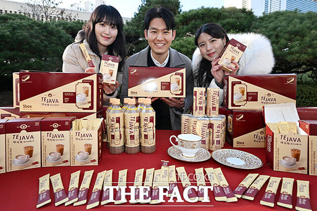 국내 최초 밀크티 '데자와' 분말스틱을 출시한 동아오츠카.