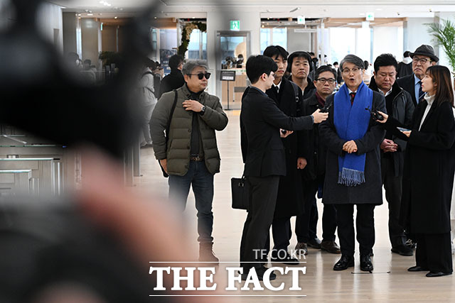 최재영 목사가 9일 오전 서울 종로구 광화문 KT 빌딩에 위치한 김건희 특검에 참고인 신분으로 출석하고 있다. /남용희 기자