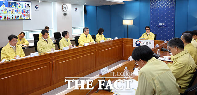 김민석 국무총리가 9일 오후 서울 종로구 정부서울청사 외교부 종합상황실에서 열린 재외국민 보호 점검회의에 참석해 모두발언을 하고 있다. /임영무 기자