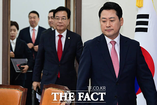 국민의힘 당무감사위원회가 9일 이른바 당원게시판 논란 관련 여러 의혹에 대해 사실관계를 바로잡았다. 사진은 왼쪽부터 국민의힘 지도부인 장동혁 대표, 송언석 원내대표, 김민수 최고위원, 정희용 사무총장, 양향자 최고위원. /남윤호 기자