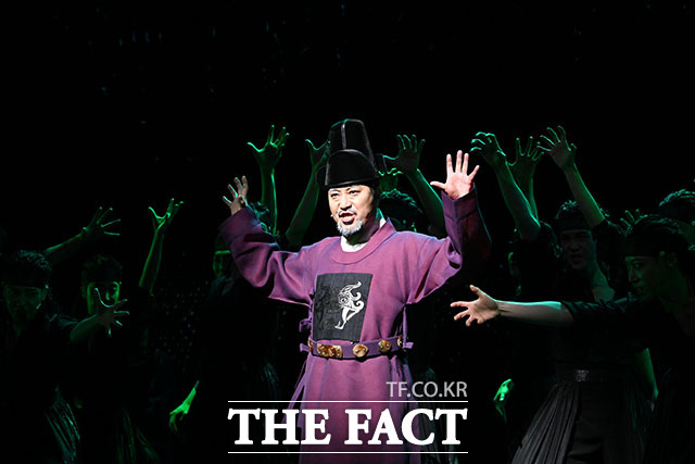 '한복 입은 남자' 하이라이트 장면 시연하는 배우 박은태(왼쪽)와 신성록.