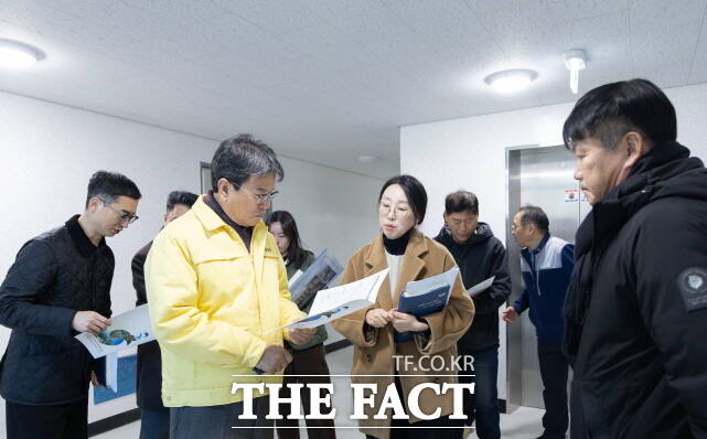 김돈곤 군수가 8일 청년셰어하우스 ‘함께살아U’를 방문하고 관계 공무원 등과 함께 점검하고 있다. /청양군