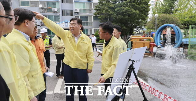 지난 9월 7일 전북 군산시 문화동 문화삼성아파트를 찾은 김관영 전북도지사(가운데)가 피해 상황을 점검하고 재발방지를 위한 대책 마련을 지시하고 있다. /더팩트 DB