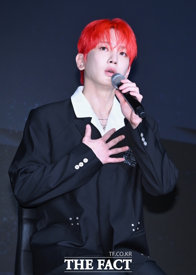 개그우먼 박나래에게 불법 의료 시술을 해준 것으로 의심받는 '주사이모' A씨가 그룹 샤이니 키와도 오랫동안 알고 지냈다는 의혹이 제기됐다. 사진은 키가 8월 서울 광진구 풀만 앰배서더 서울 이스트폴 브로드웨이에서 열린 세 번째 정규앨범 'HUNTER' 발매 기념 기자 간담회 참석해 취재진의 질문에 답변하고 있는 모습이다./장윤석 기자