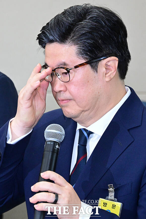 10월 14일 오후 서울 여의도 국회 정무위원회에서 열린 공정거래위원회 등에 대한 국정감사에 김병주MBK 파트너스 회장이 출석해 안경을 고쳐쓰고 있다. /국회=남윤호 기자