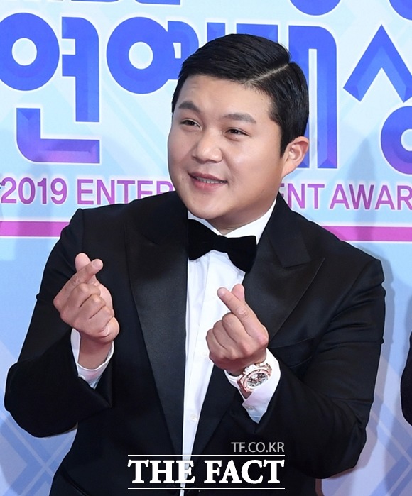 방송인 조세호가 조폭 연루설과 관련해 과거 지방 행사를 다니며 만난 다양한 인연 중 하나라며 성숙하게 대처하지 못해 죄송하다고 사과했다. /더팩트 DB