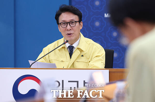 김민석 국무총리가 9일 오후 서울 종로구 정부서울청사 외교부 종합상황실에서 열린 재외국민 보호 점검회의에 참석해 모두발언을 하고 있다. /임영무 기자