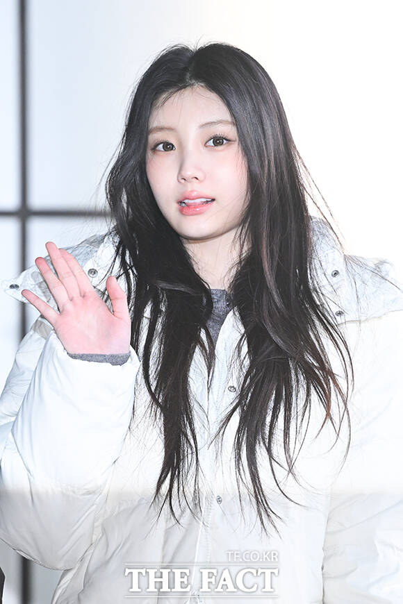 그룹 아일릿의 원희가 9일 오전 해외 일정 참석차 서울 강서구 김포국제공항을 통해 일본 하네다로 출국하며 포즈를 취하고 있다. /김포국제공항=서예원 기자