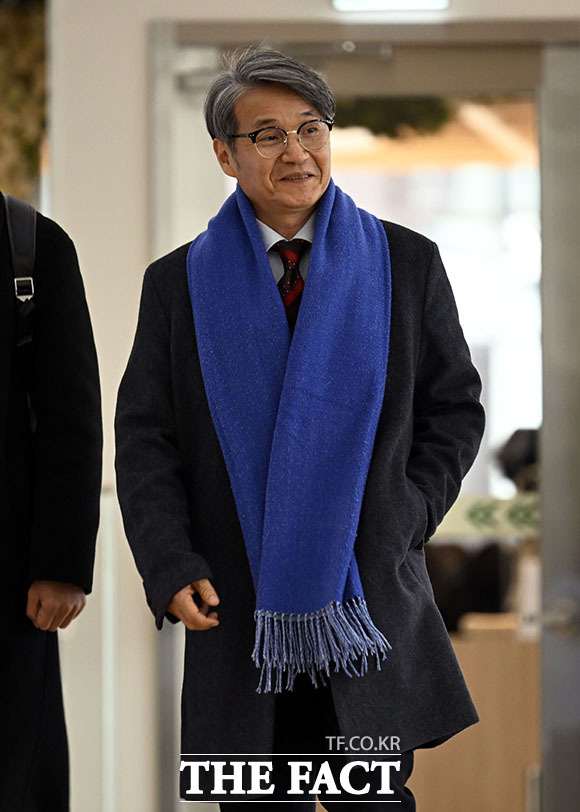 김건희 여사에게 명품 가방을 선물한 것으로 알려진 최재영 목사(가운데)가 9일 오전 서울 종로구 광화문 KT 빌딩에 위치한 김건희 특검에 참고인 신분으로 출석했다. /송호영 기자