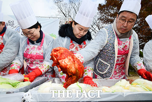 권향엽, 임오경, 위성곤 더불어민주당 의원(왼쪽부터)이 진지한 표정으로 김장을 하고 있다.